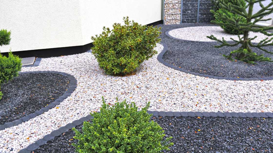 Terrasse de jardin avec du gravier décoratif blanc: SAKRET Liant à gravier  PU-UV